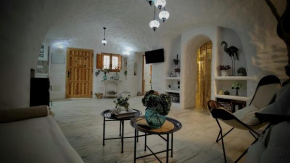 Cueva OTTO Privada, Baza